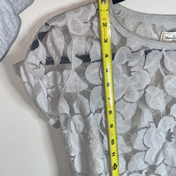 🎱Grey Y2K see-though flower lace patterned short sleeved top! - Picture 3 of 6